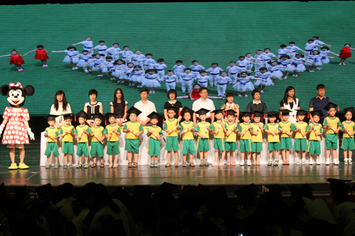 向阳幼儿园送别2014届毕业生 700余人参加典礼