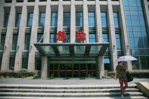 杭州现"摔童案":9岁男孩医院门口被人摔成骨折