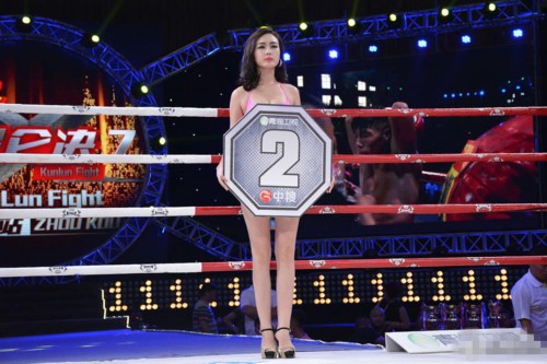 昆仑决举牌女郎美腿成为最强杀器