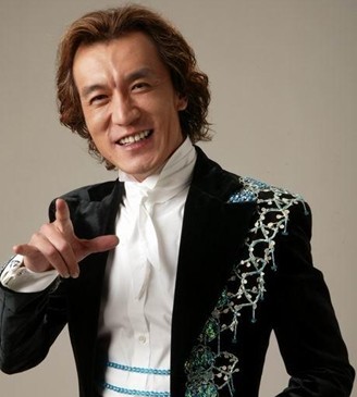 李咏     央视主持人:李咏,月薪20万,副高级别,工资 1万化妆费 12