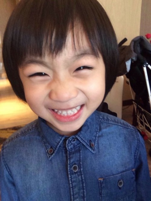 图揭星二代可爱瞬间:韩小野扁嘴萌 kimi挤眉弄眼