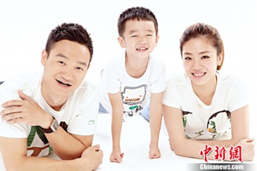 杨威杨阳洋亲子片曝光 三口人温馨令人艳羡(图)