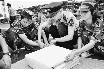 盲聋哑学生的军训