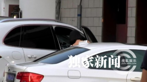 周冬雨返京背心装露美背 开惹眼豪车买快餐