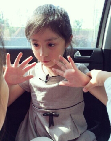 《一年级》可爱萝莉曝萌照 大眼文艺似多多