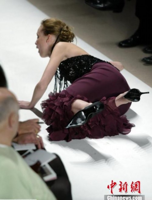 盘点模特走秀优雅摔倒