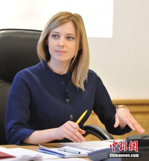 克里米亚美女检察长新造型发表新年贺词