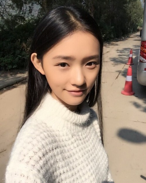 新任星女郎林允初一入学嫩照曝光 家境一般