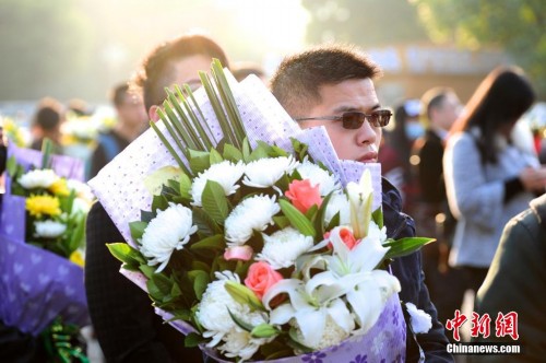 歌手姚贝娜遗体告别仪式举行歌迷含泪送别