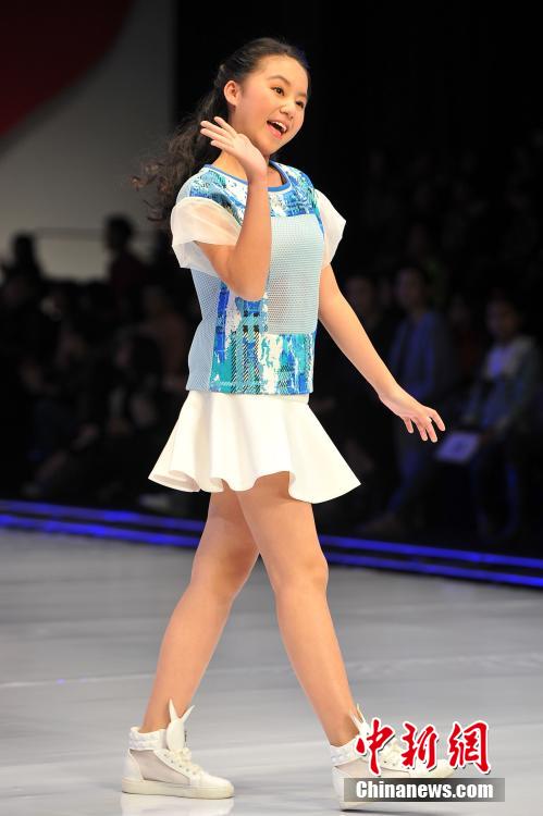 小模特青涩走秀展示温馨童装_科教_中国台湾网