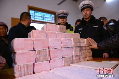 老板携500万现金出车祸三地警方接力护送