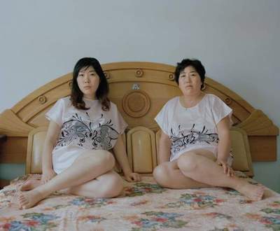 母亲和女儿穿越时空的相似