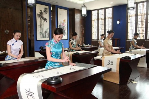 清纯准空姐三八节秀书法 现代时尚与传统典雅融合