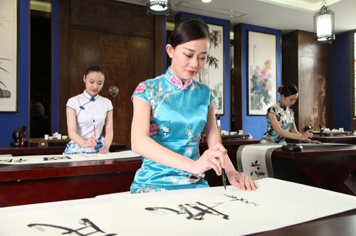 清纯准空姐三八节秀书法 现代时尚与传统典雅融合