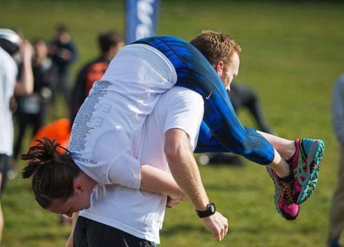 英国"背老婆大赛" 壮汉扛女伴跑全程