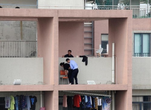 东莞女子因生日无人陪欲跳楼轻生警察翻墙营救