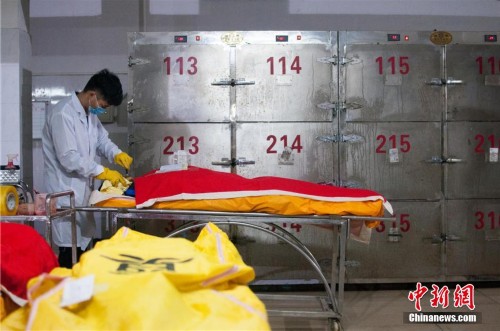 年轻的遗体化妆师