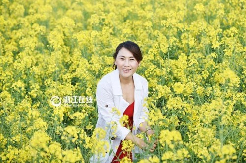 浙江一美女乡长为油菜花代言_教育_中国台湾网