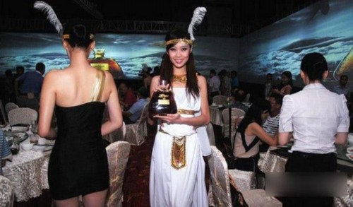 网曝上流社会红酒配美女奢靡内景曝光