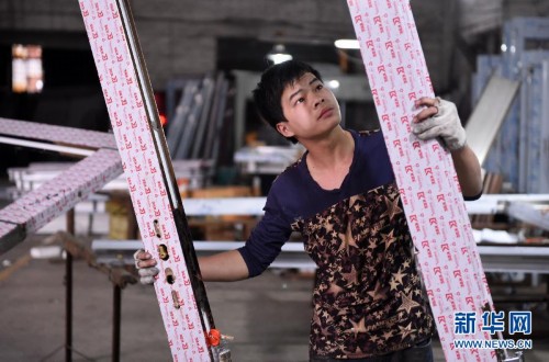 17岁少年辍学打工救弟希望他健康快乐的去上学