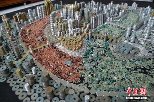 小伙用5万枚硬币堆了一个重庆城