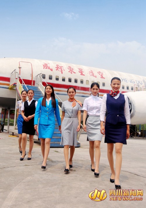 成都准空姐上演"制服年代秀"
