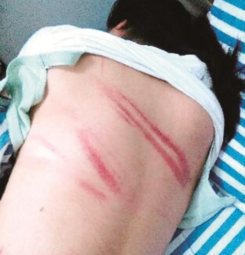 数名男子当街持棍棒殴打摊主