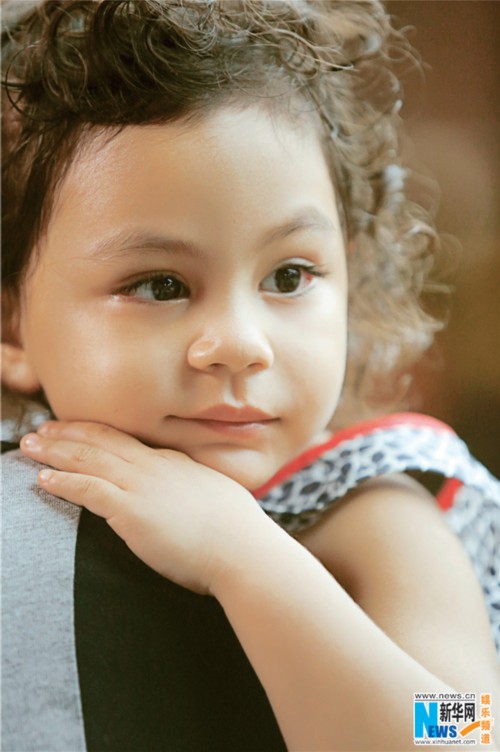 刘烨3岁女儿被赞行走的洋娃娃 曝逆天大头照