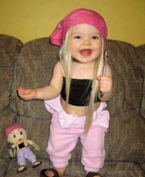 真假难辨萌宝和玩具娃娃搞笑合影