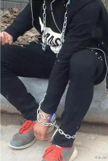 网曝17岁男孩被母亲锁手脚游街