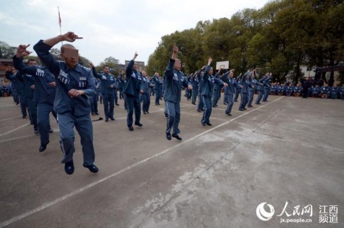 江西一监狱服刑人员高墙内跳小苹果