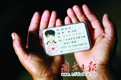 农民汪洋中救两儿童溺亡 始终保持托举姿势(图)