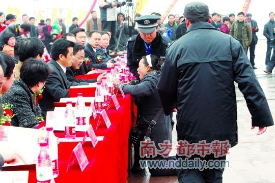 上访女子在县委书记面前下跪反映问题.