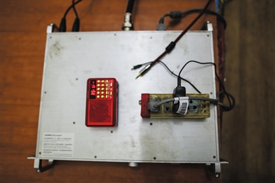 "黑电台"的主要设备,包括发射机和播放器.