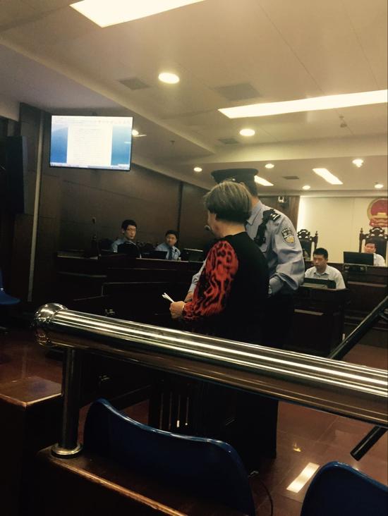 开庭时间到了,老人们在等她,法官书记员公诉人辩护律师都在等她.