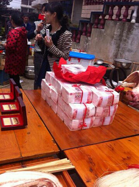 卡地亚满钻手表1只……""台州路桥又现土豪娶媳妇,288万现金,十几根