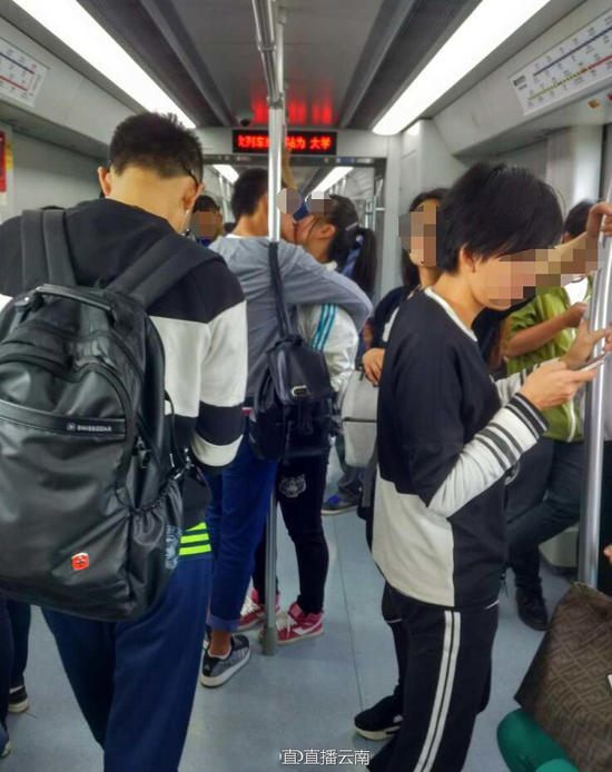 地铁一吻震动全国 情侣公共场合接吻抚摸该不该?