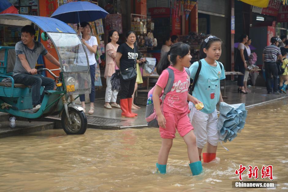 中国局部地区遭暴雨袭击 重庆多地出现内涝