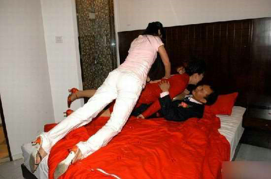 男子当街拦婚车要钱成网红 遭对方暴打