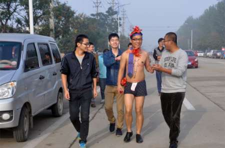 新郎穿丝袜戴胸罩捧白菜迎亲