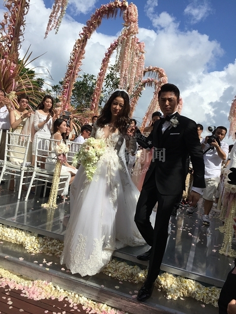 刘涛晒"霍心"婚礼现场 与新娘亲密合影