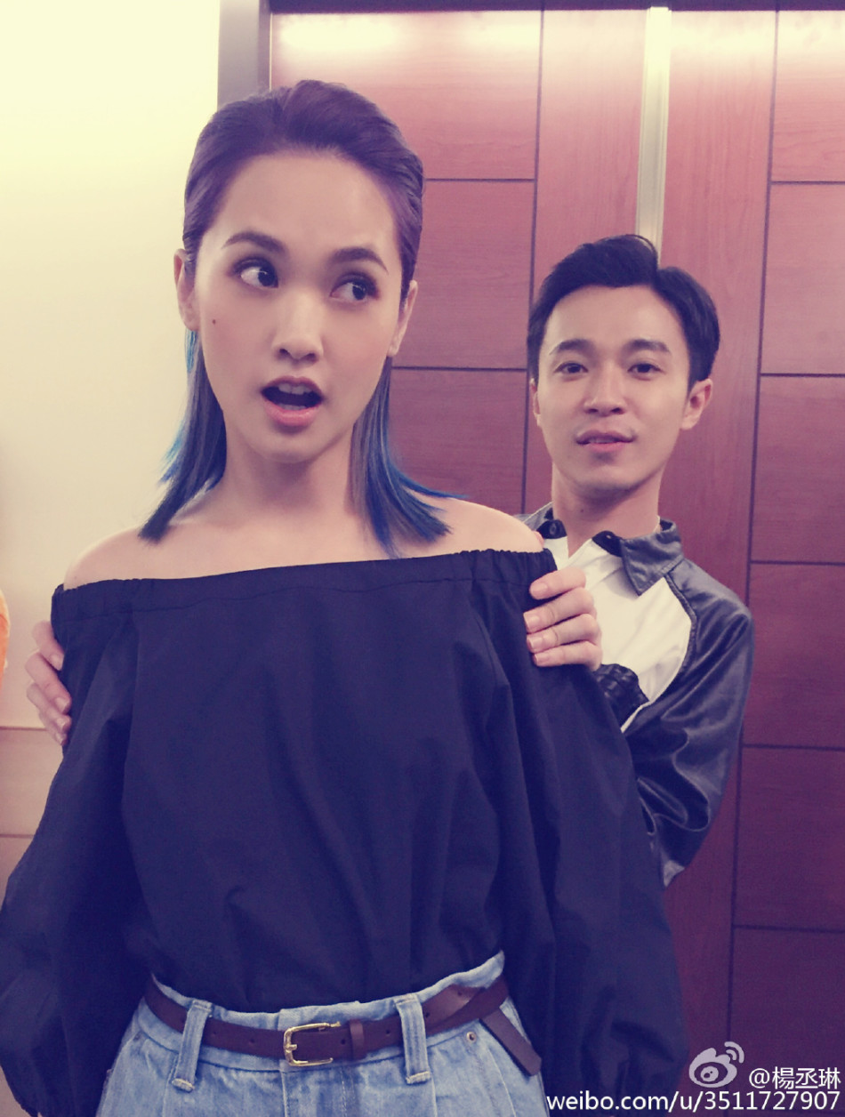 小s夸张妆容突破天际 穿吊带丝袜变装皇后(图)