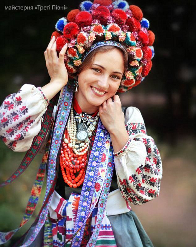 乌克兰美女头戴传统花环赞颂祖国