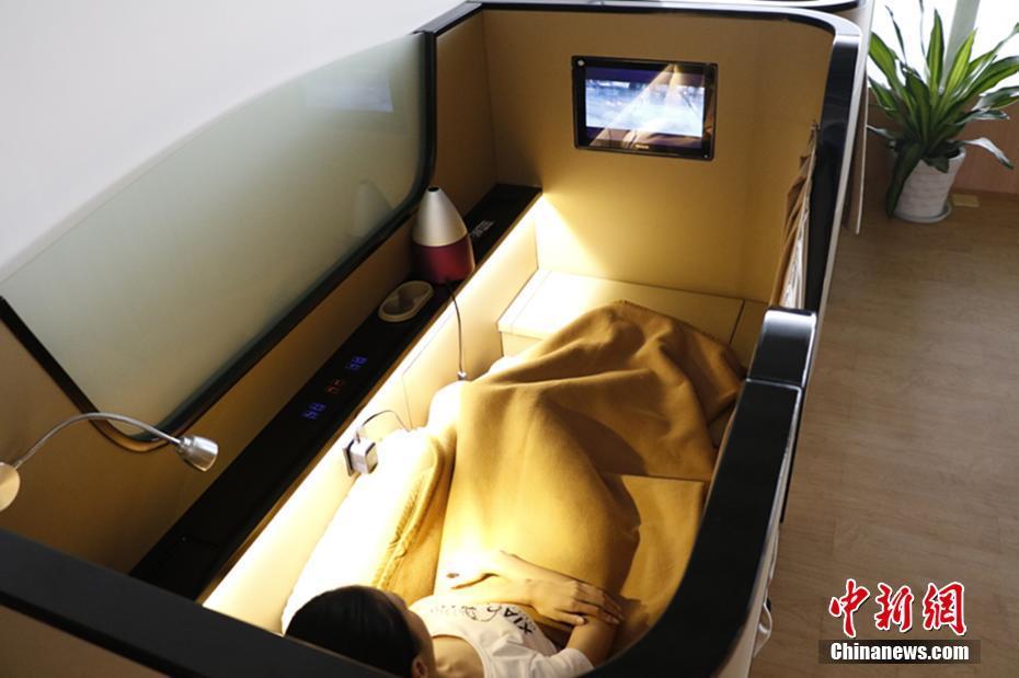 杭州萧山机场现国内首家胶囊旅馆
