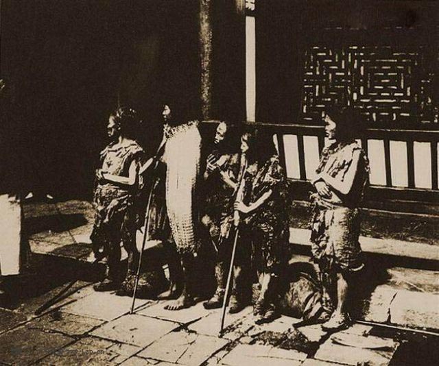 1901年,昆明,在庙会上行乞,等待领取食物的一群女乞丐.