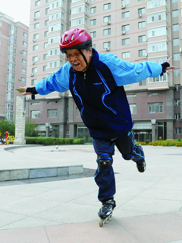 哈尔滨9旬老人玩轮滑15载 练就"大鹏展翅"(图)