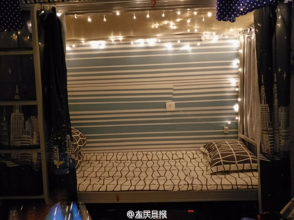 重庆一高校男生寝室装彩灯 梦幻似童话