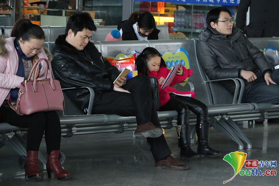 候车室内的父与女,简直是一个模子刻出来的.中国青年网 余旺 摄
