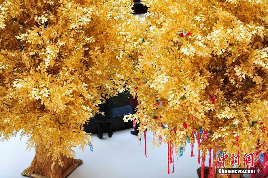沈阳一商场内现黄金许愿树 吸引民众前往许愿