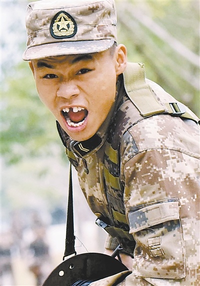 解放军有线兵攀登比武中一颗门牙被拽断_社会_中国台湾网